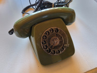 Stari, delujoči retro telefon iz l.1974