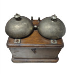 Telefonski zvonec v lesenem ohišju iz leta 1920.