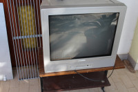 BARVNI DELUJOČI TV HYUNDAI diag.52cm IN OMARICA ZA 15EUR