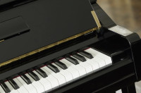 PIANINO YAMAHA MOD. YU33, 131CM