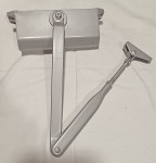 Vratno zapiralo z ročico