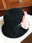 Črn klobuk z roza cvetom