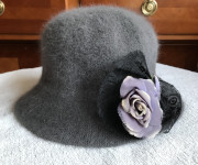 Siv klobuk klobuček s cvetom ali brez