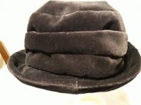 Ženski klobuk črn