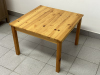 Klubska miza IKEA iz masivnega lesa 70x70x50