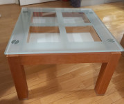 Klubska mizica - lesena, s stekleno ploščo in 4 delnim deko predalom