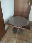 Klubska mizica z masivnim podnožjem