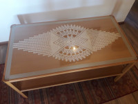 Lesena klubska mizica, bukev s stekleno ploščo  60 Š  x 110 D  x  50 V