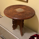 Mala okrogla lesena mizica