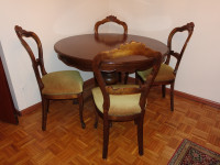 Okrogla miza s štirimi stoli