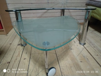 Steklena dvojna klubska mizica posebne oblike