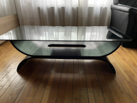 Vintage klubska miza s  temno stekleno ploščo