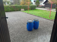 Prodam  PVC  sode  60  in 40litrov   s pokrovom in zapiralom
