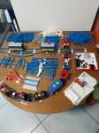 Lego lokomotiva vagoni figurice tirnice in drugo