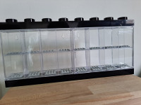 Zbirateljska LEGO omarica za 16 LEGO figuric