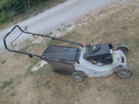 prodam kosilnico RS100 ggp z košem benciska v breshibnem stanju