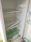 kombinirani hladilnik potreben čiščenja drugače ok spodaj skrinja