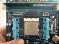 Prodajam komplet računalniških komponent (napajalnik, matična, proceso