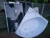 Zaprta kopalna kad z kabino