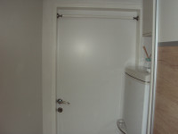 Ugodno prodamo ohranjena bela vratna krila za kopalnico in spalnico