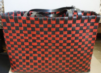 Cekar iz umetnega materiala 43 x 15 x 31 cm, rdeče črn