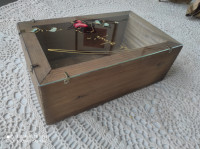 Lesena škatla s steklenim poslikanim pokrovom