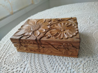 Lesena škatla v relief izdelavi, vel. 28x18x8,5 cm