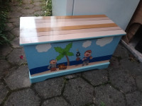 OTROŠKI POSLIKANI LESENI ZABOJ 59 x 26 x 34 cm