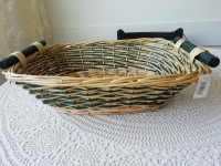 Pletena košara iz narav. materiala, z ročajema, vel. 47x40x15 cm, nova