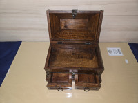 Prodam leseno skrinjo z dvema predaloma retro