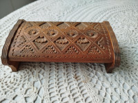 Retro lepa izrezljana lesena škatla, vel. 18x10,5x5,6 cm