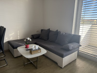 Kotna sedežna garnitura + klubska miza