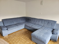 Sedežna kotna garnitura z izvlečnim ležiščem in predalom