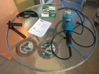 Kotni brusalnik Makita GA9050R in 2 diamantni plošči