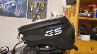 BMW GS nekaj opreme.Nosilec telefona original. Tank torba,Dodatne luči