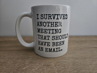 Keramični lonček z napisom I survived another meeting...