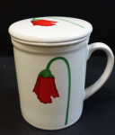 Nerabljena skodelica s cedilom in pokrovom