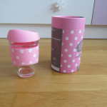 steklen kozarec s pokrovom