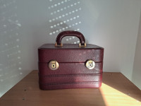 Kozmetični kovček, temno rdeč