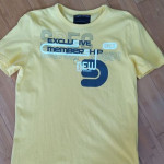 Majici v nežno rumeni in umazano beli barvi