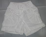 Čudovite snežno bele kratke hlače H&M št. 34 oz. XS + roza majčka