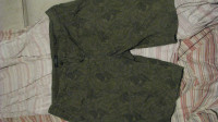 Moške kratke hlače-olivno zelene z listnatim vzorcem, vel xL ali 48