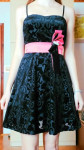 črna obleka z roza dodatki