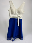 Elegantna belo-modra kratka obleka