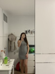 siva oprijeta obleka
