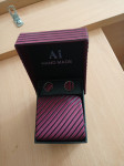 Kvalitetna nova kravata z manšetnimi gumbi v darilni škatlici