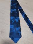 Moška kravata modre barve, motiv svet