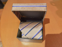 Poslovna kravata s pripadajočo škatlo (primerno tudi za darilo)