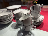 47 kos Komplet krožnikov, skledic in kavnih skodelic s krožniki