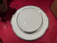 7 kos - desertni krožniki (6x) + servirni krožnik (1x)